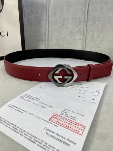 特 宽度4.0Cm Gucci 互扣式双G Logo填油扣，源自品牌辉煌的70年代典藏设计，经过重新诠释而别具新意。呈现于纤细压花皮革腰带之上。