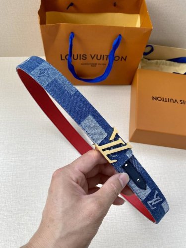 本款 Lv Initiales 30 毫米双面腰带拥有 Damier 帆布和粉彩色调两式风尚，以金属 Lv Initiales 搭扣注入经典底蕴。