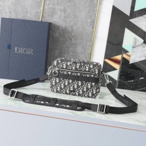 专柜有售 顶级原单质量 型号：1Sfpo101 杏色提花牛仔布 Safari Dior Oblique提花和黑色粒面触感牛皮革肩背包。 外部胶面“Dior”标志