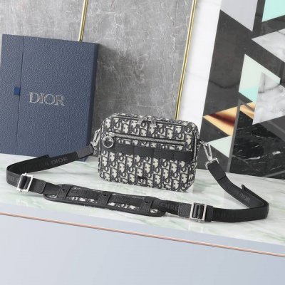 专柜有售 顶级原单质量 型号：1Sfpo101 杏色提花牛仔布 Safari Dior Oblique提花和黑色粒面触感牛皮革肩背包。 外部胶面“Dior”标志