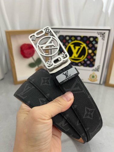 品名：Lv..路易..威登自动带 材质：原单牛皮腰带 百分百头层牛皮腰带保证真皮，24K纯钢扣，专柜原单品质、做工精细，时尚大牌，送人自用首选 包装： 请认准如