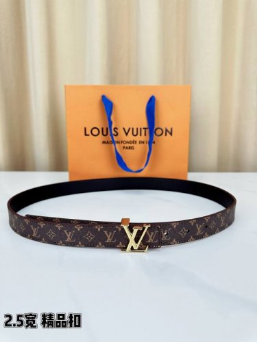 Louis Vuitton 2.5Cm宽经典皮带，采用标志性Monogram设计，搭配抛光钢质Lv字母扣。精选牛皮材质，棕色系配色百搭实用，精湛工艺诠释法式奢华