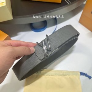特 寬度：40Mm Lv Ide Truck L Oeii雙面腰帶 驢家 海外原單代特供 面為進口小牛皮荔枝紋襯托原廠配色柔軟小牛皮底 搭配最新鋼五金搭扣 手感