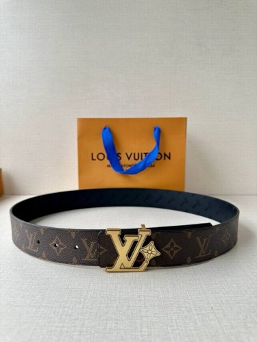 4.0宽Lv Flower 双面腰带取材 Monogram 涂层帆布，借背面皮革的 Lv Flower 压纹彰显 Pharrell Williams 设计的崭新