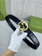 宽度4.0Cm 搭配原版皮带扣 、腰带以采用热压印技术的gucci Signature皮革精制而成，触感厚实，印花图案清晰分明带身点孔细节，反射gucci Si