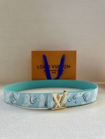 特 4.0宽Lv Aqua 双面腰带为传统设计引入现实主义意趣。Monogram Aqua 帆布以 3D 水滴图案模糊 Monogram 图案的经典轮廓，将相同