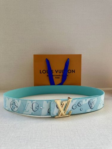 特 4.0宽Lv Aqua 双面腰带为传统设计引入现实主义意趣。Monogram Aqua 帆布以 3D 水滴图案模糊 Monogram 图案的经典轮廓，将相同