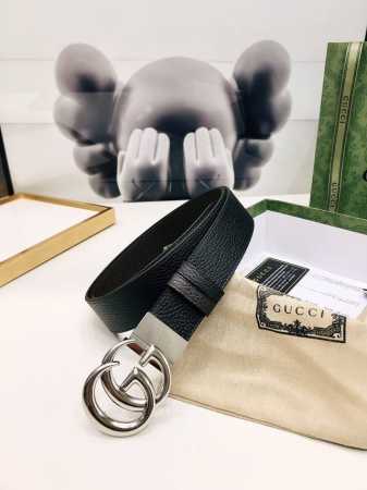 gucci双面皮革腰带，采用织纹皮革打造，装饰Gg带扣。金属配件深受品牌辉煌的70年代经典设计所影响，得以重新诠释。3.7Cm宽 - 点击图像关闭