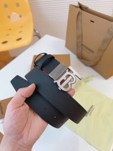 品牌:博柏利 价格:特 尺寸:带宽34Mm 正品尺寸 五金材质:专柜精品扣，真空电镀，工艺精细 带身材质:天然头层牛皮.质感十足