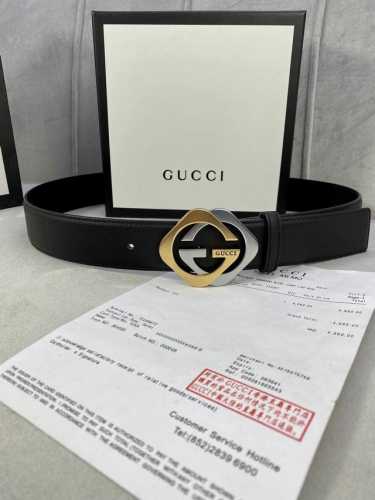 特 宽度4.0Cm Gucci 互扣式双G Logo填油扣，源自品牌辉煌的70年代典藏设计，经过重新诠释而别具新意。呈现于纤细压花皮革腰带之上。