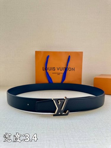 Lv Heritage 双面腰带3.4宽 选取粒面皮革和纳帕皮革 新款3层lv 搭扣。微弧形边缘和摩登形状末端见证细致匠心，为考究人士带来赠礼佳选