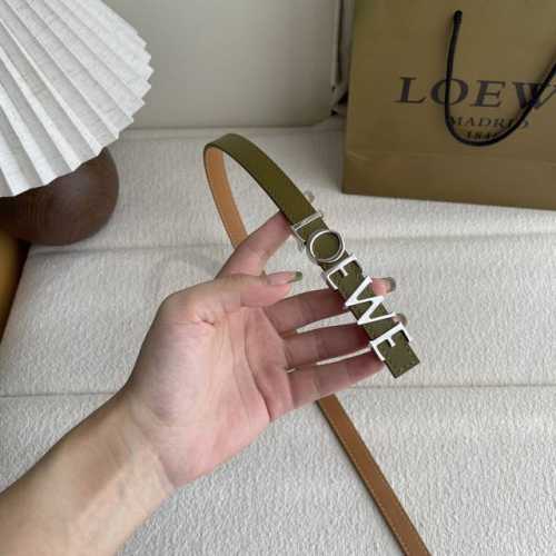 特 罗意威新款光滑牛皮革腰带，饰以金属Loewe标志，宽1.5Cm，五孔调节。颜色：橄榄色