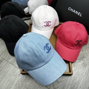 特价 C家 Chanel 2025新品双面鸭舌帽 特别新颖的双面风格碰撞设计 一面延续了Chanel一贯的素雅简约的风格 一面大胆采用了简笔山茶花满花的图案设计