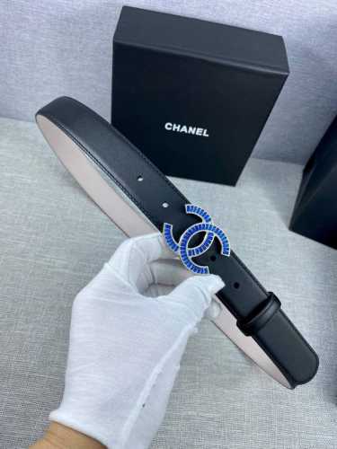 宽度3.0Cm Chanel 香奈儿女士腰带皮带新款柔软的内衬进口小牛皮搭配精品镶钻钢扣金 银色扣。