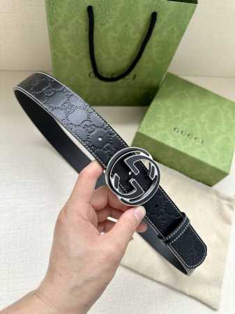 宽度4.0 Gucci 历史细节和现代元素是gucci最新系列的特点。历史的花押字硬件致敬品牌的创始人guccio Gucci。这款腰带采用黑色皮革精制而成，饰 - 点击图像关闭