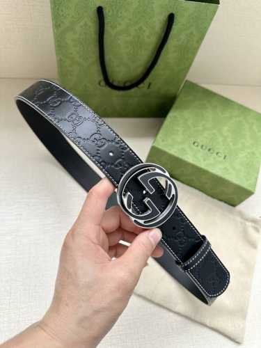 宽度4.0 Gucci 历史细节和现代元素是gucci最新系列的特点。历史的花押字硬件致敬品牌的创始人guccio Gucci。这款腰带采用黑色皮革精制而成，饰