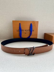特 Lv pyramide Glitter 3.4宽腰带洋溢 冬春皮具系列的青春格调 为经典 Damier 格纹 另一面的素净牛皮革演绎含蓄风范 Lv pyra