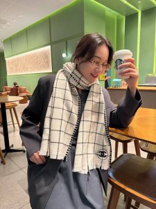 Chanel香奈儿2025系列货 专供Vip产品 顶级苏格兰进口羊绒 纹路织法使围巾赋有弹性且柔软亲肤 无比的高贵优雅 知性的款式 简洁大气的设计 绝对的不是花