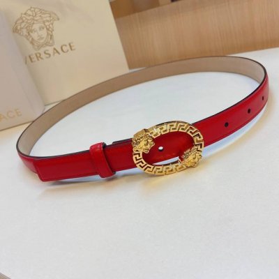 范思哲Versace2.0Cm细腰带采用原版头层软皮革制成，饰有标志性立体五金搭扣。
