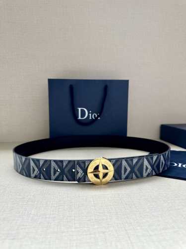 宽度3.5Cm 这款不锈钢金属腰带扣来自 Dior And Stone Island 限定系列，突显联名系列标志，Stone Island 的经典星星与 Dio