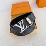 品名： Lv..路易..威登腰带皮带原单 型号：挂扣，经典纯钢材质镶钻挂扣，头层牛皮，图片实物拍摄 材料：头层牛皮，挂扣系列，纯钢材质扣头，钯镀电镀工艺永不掉色
