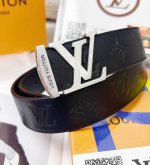 皮带：Lv..路易..威登顶级复刻- 腰带：原单品质百分百进口原厂头层牛皮，保证真皮。雕花设计工艺.真空电镀.永不掉色.24K纯钢扣头层小牛皮系列双面两用专柜同