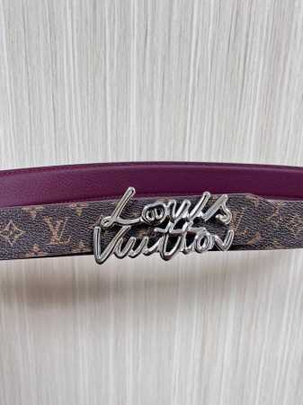 当季新款，腰带取材雍容牛皮革和 Monogram 帆布，便于随心切换两 式风尚。路易威登手写体标识化身为宽幅金属搭扣，于中央点亮视线 焦点，可为休闲和正式造型注 - 点击图像关闭