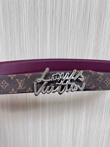 当季新款，腰带取材雍容牛皮革和 Monogram 帆布，便于随心切换两 式风尚。路易威登手写体标识化身为宽幅金属搭扣，于中央点亮视线 焦点，可为休闲和正式造型注