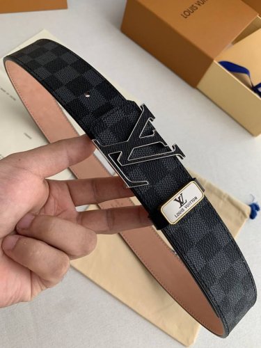 品名： Lv..路易..威登原单 型号：经典十字纹挂扣，纯钢材质扣头，图片实物拍摄 材料：双面头层牛皮，挂扣系列，纯钢质扣头，钯镀电镀工艺永不掉色。十字纹贴皮钢