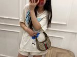 礼盒包装 酷奇腋下包Gucci古驰.上新啦 酷奇腋下包 背在腋下不大不小 不光有可人外表 空间也很喜人 更是百搭 一年四季都好背 让你秒变时髦精 尺寸：22Cm