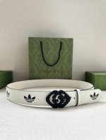 宽带4.0Cm Gucci 作为Adidas X Gucci联名系列之一，这款皮革腰带饰有Gucci Trefoil印花。Adidas和Gucci大胆探索联名系