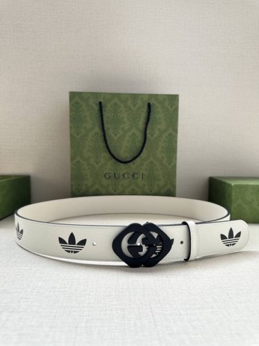 宽带4.0Cm Gucci 作为Adidas X Gucci联名系列之一，这款皮革腰带饰有Gucci Trefoil印花。Adidas和Gucci大胆探索联名系