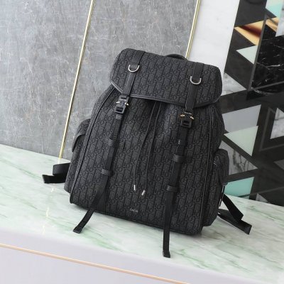 Dior Hit The Road 翻盖双肩背包黑色 Oblique 印花面料和黑色粒面牛皮革 P40,000 编号:1Esba205Yky_H03E 尺寸:4