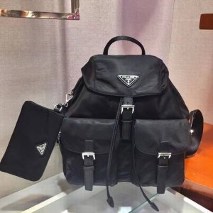 P家专柜新款女士双肩Bz811 配小包背包到货，Econyl再生尼龙和Saffiano皮革材质，再生尼龙涂胶织物贴饰+配带扣和磁扣的翻盖，两个外袋，配带扣，两个