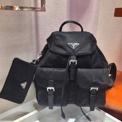 P家专柜新款女士双肩Bz811 配小包背包到货，Econyl再生尼龙和Saffiano皮革材质，再生尼龙涂胶织物贴饰+配带扣和磁扣的翻盖，两个外袋，配带扣，两个