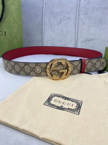 特 宽度4.0Cm Gucci 双面腰带，一侧为gg Su E帆布，反面一侧为枣红色头层小牛皮。配以互扣式双g钢扣采用真空电镀 厚度6.0Mm