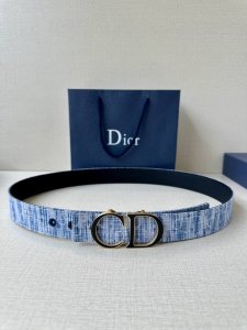 特 宽度3.5Cm Dior 这款砂黑 金 白 枪多色饰面 不锈钢腰带扣是春季男装系列新品，展示 Cd30 标志，灵感源自 B30 运动鞋。可与各式 35 毫米