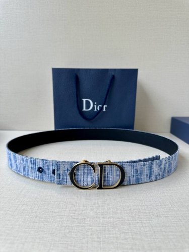特 宽度3.5Cm Dior 这款砂黑 金 白 枪多色饰面 不锈钢腰带扣是春季男装系列新品，展示 Cd30 标志，灵感源自 B30 运动鞋。可与各式 35 毫米