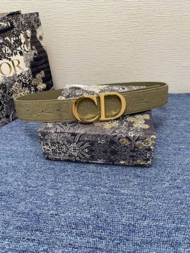这款 35 毫米双面腰带结合典雅气质与摩登风范。 550 一面采用黑色 Dior Gravity 印花效果皮革，以牛皮革融合压花工艺，演绎经典的 Oblique