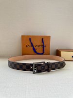 本款3.4宽腰带取材路易威登经典 Monogram 帆布，为圆润搭扣镂刻 Lv 字母 Monogram 帆布 正绒面革内衬 金属件 搭扣镂刻 Lv 字母