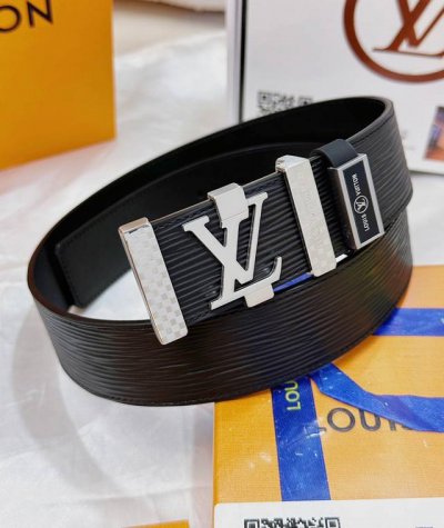 皮带：Lv..路易..威登顶级复刻. 腰带：原单品质百分百头层牛皮，保证真皮。雕花镂空工艺.真空电镀.永不掉色.24K纯钢扣头层小牛皮水波纹双面可用专柜同等质量