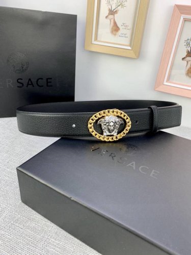 宽度4.0Cm Versace 范思哲 此款腰带采用猪皮纹 两面头层牛皮制造，并饰有标志性的美杜莎链条五金配件。