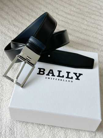 Bally双面皮带，宽3.4Cm 黑与藏蓝碰撞，一面沉稳一面雅致。金属扣利落精致，皮革细腻有质感，随意切换风格，商务通勤或休闲出行都适配，系上它，低调彰显品味， - 点击图像关闭
