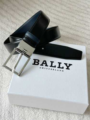 Bally双面皮带，宽3.4Cm 黑与藏蓝碰撞，一面沉稳一面雅致。金属扣利落精致，皮革细腻有质感，随意切换风格，商务通勤或休闲出行都适配，系上它，低调彰显品味，