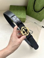 特 宽度4.0Cm 标志性Gg图案采用穿孔工艺制作，为这款黑色皮革腰带增添精致质感。闪亮钯金色调金属双G造型配件灵感源自对品牌别具意义的70年代的典藏设计。 黑
