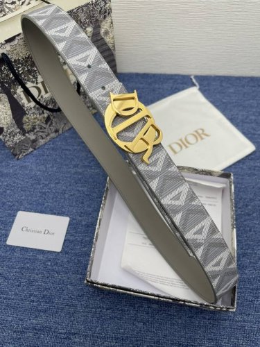 迪奥550 Cm。特 这款 Montaigne Avenue 腰带从同名手袋汲取灵感，采用黑色光滑 牛皮革精心制作，质感柔软，设计优雅，饰以富有光泽的新款金色饰
