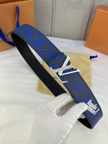 特 4.0宽 Initiales Everyday 双面腰带令 Louis Vuitton 标识加入经典 Monogram 图案，再以丝滑小牛皮演绎沉稳一面，搭