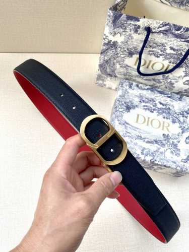特 宽度3.5Cm Dior这款腰带扣采用“Cd”标志造型，以金属覆层黄铜精心打造。可与各式35毫米腰带搭配，提升格调，打造优雅精致的造型。 牛皮革双面腰带融合