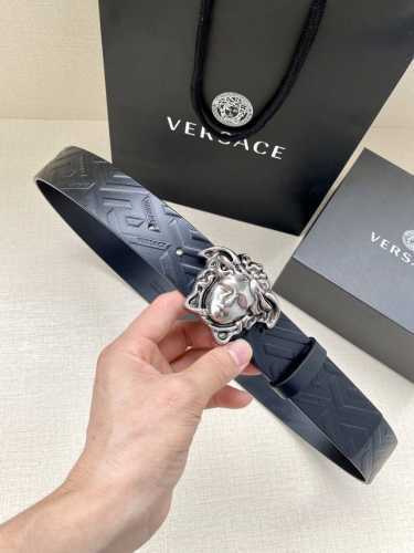 宽度3.8Cm Versace此款腰带采用柔软的Greca压花皮革于意大利制成，饰有Medusa搭扣。 Medusa搭扣 Greca压花 面料：100%牛皮 里
