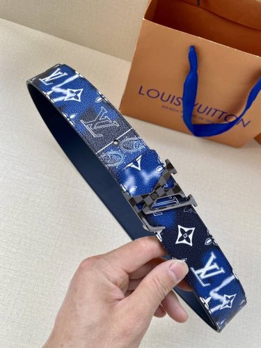 特 Lv Initials Mng Bandana 双面腰带瞩目焕新经典设计，一面展现 秋冬系列的 Monogram Bandana 帆布，另一面采用素净牛皮革